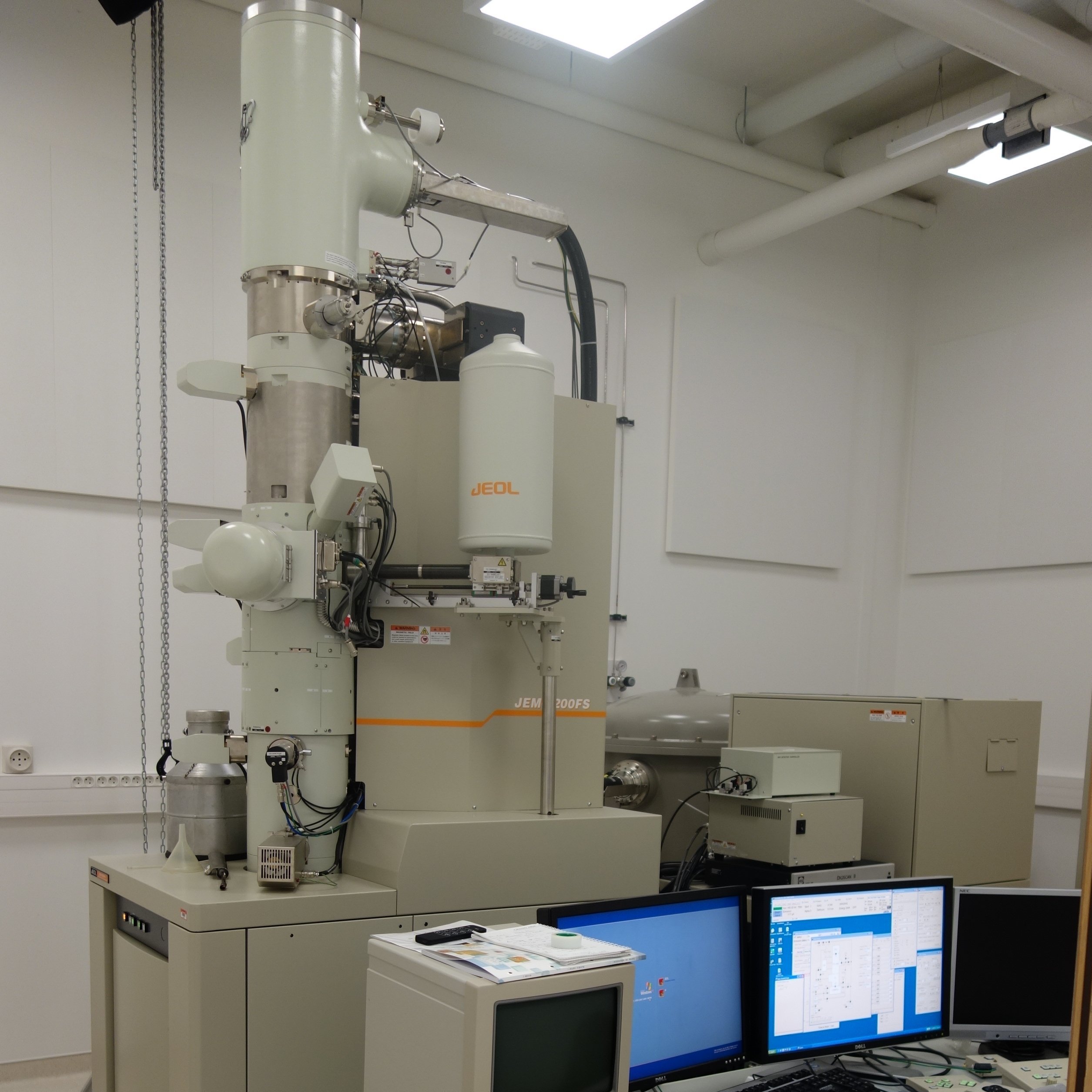 C2n Microscopie Electronique En Transmission Met